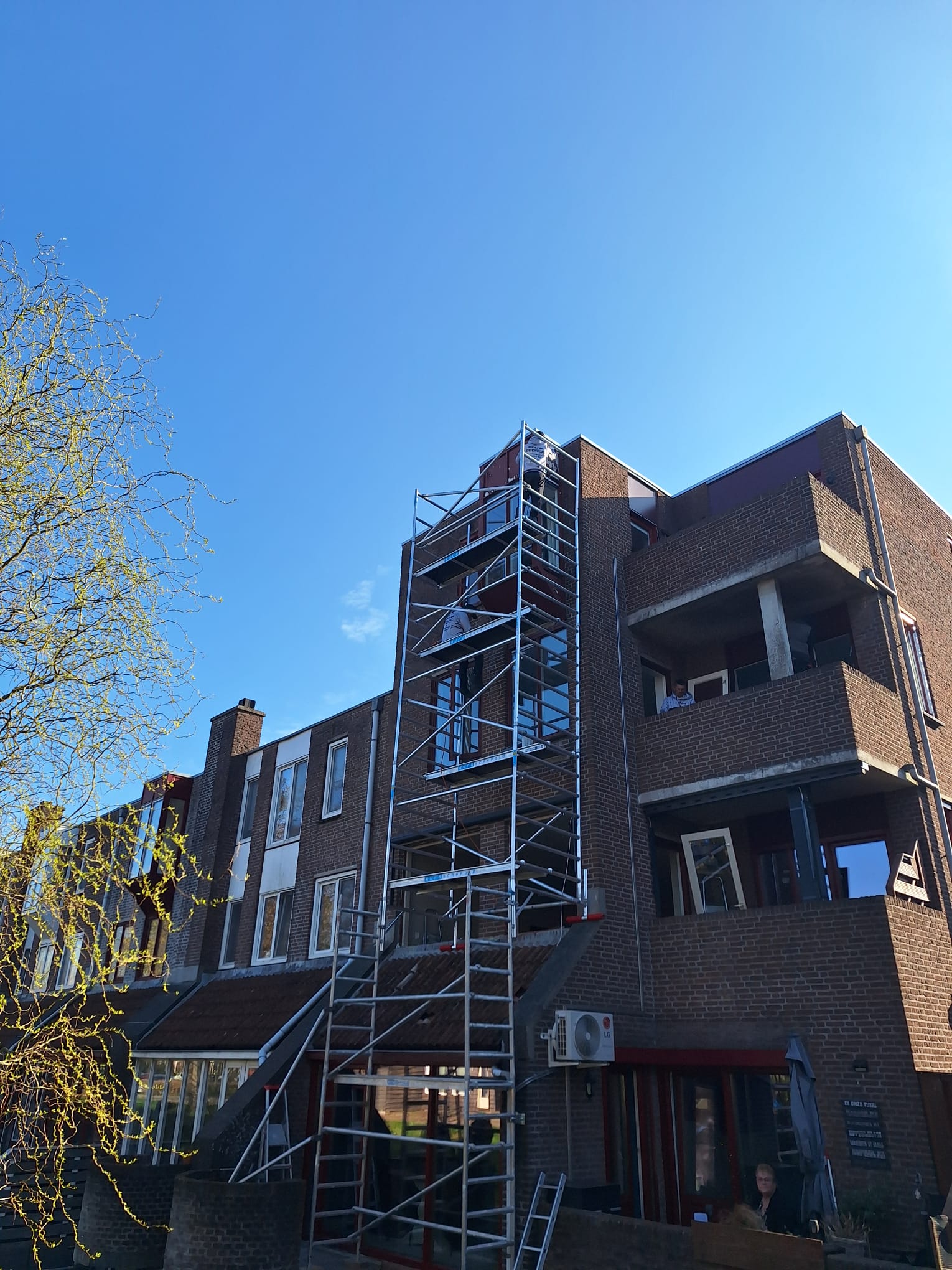 Grote woonkamer­ruit met HR++ glas in Son en Breugel.