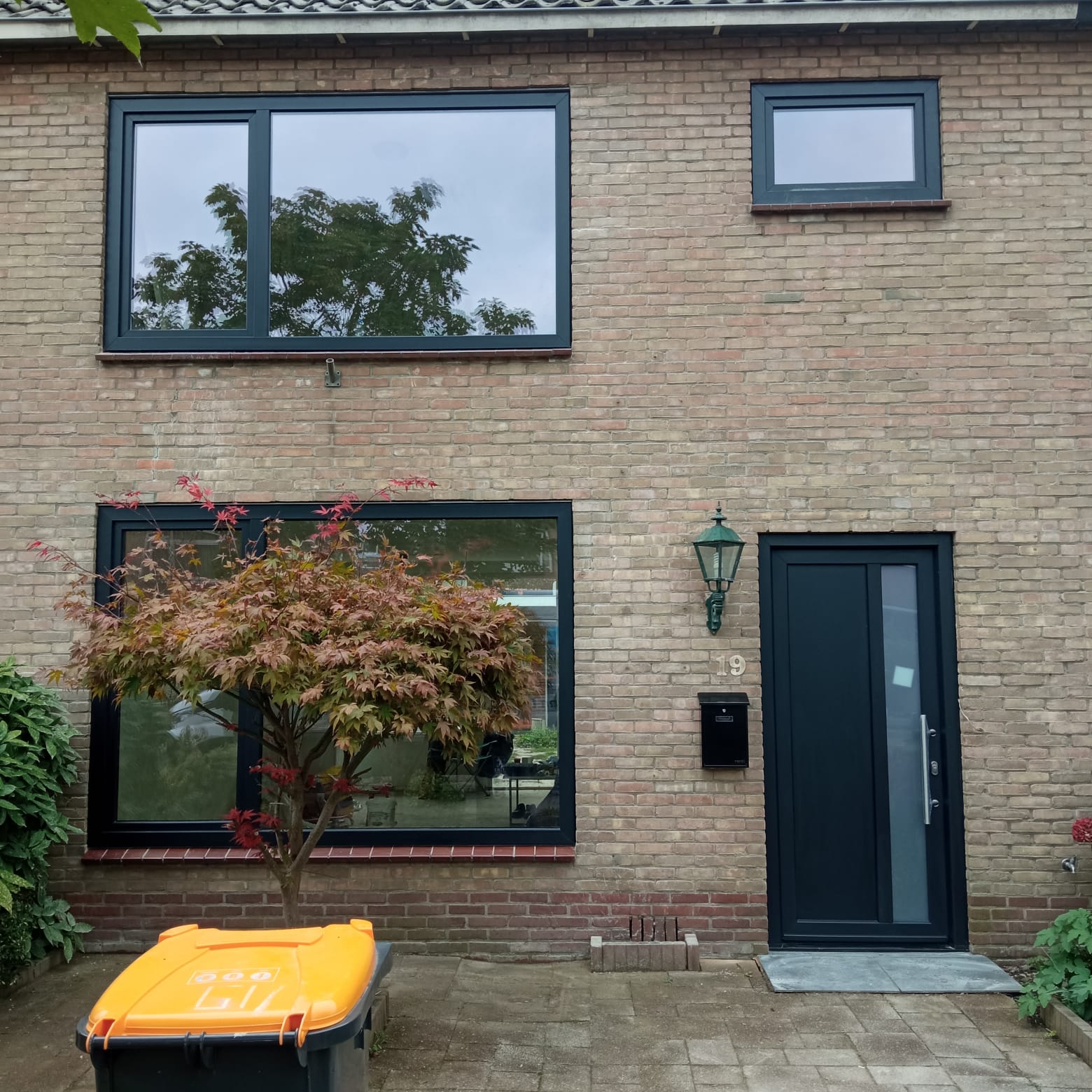 Kunststof kozijn met triple glas aan straatkant in Son en Breugel.