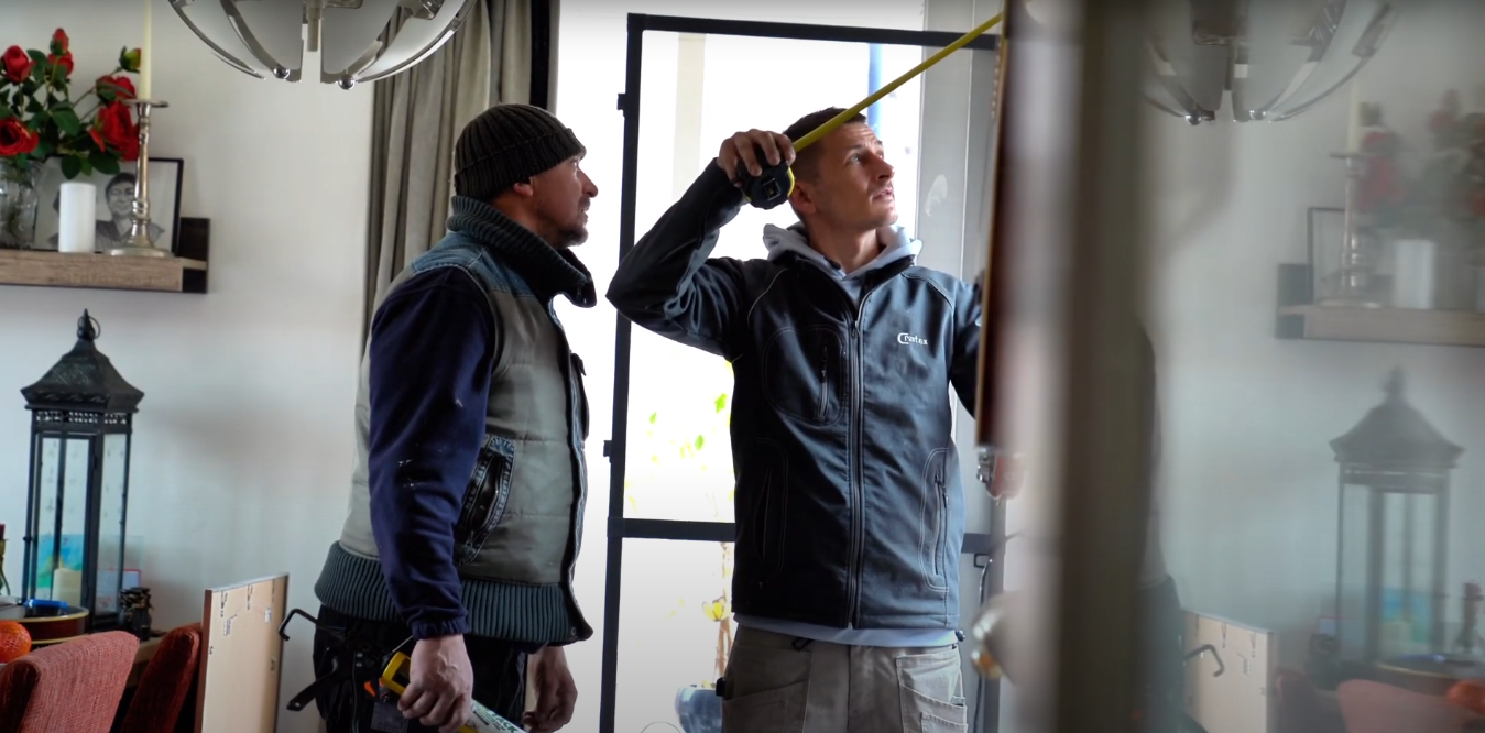 Close-up van kunststof kozijn met houtlook geplaatst in Veldhoven