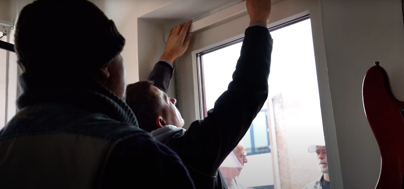 Monteur van PrimaRaam plaatst nieuwe kunststof kozijnen in een woning in Best.