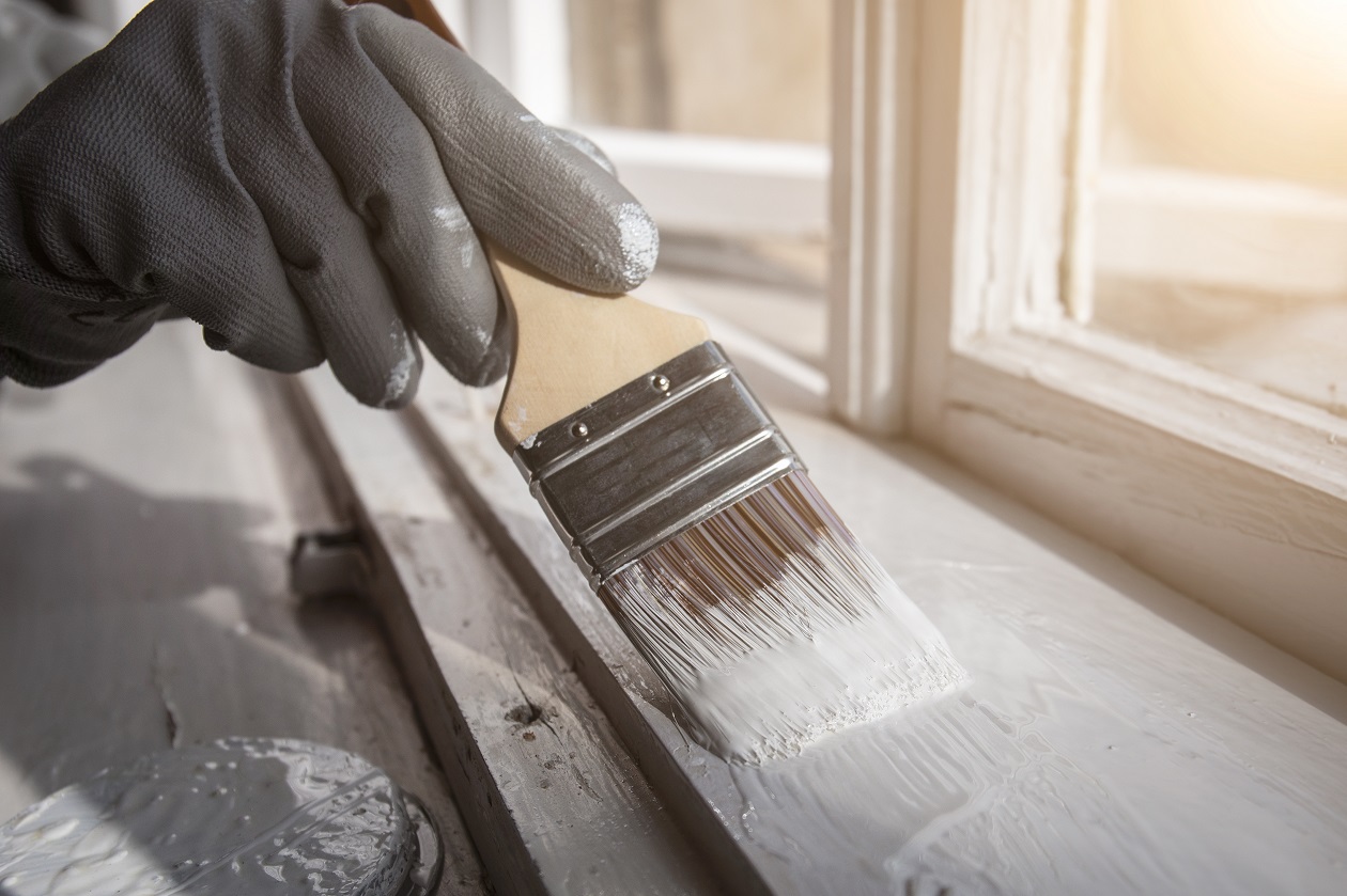 Woning in Nuenen waar kunststof kozijnen worden schoongemaakt met water en zachte spons.
