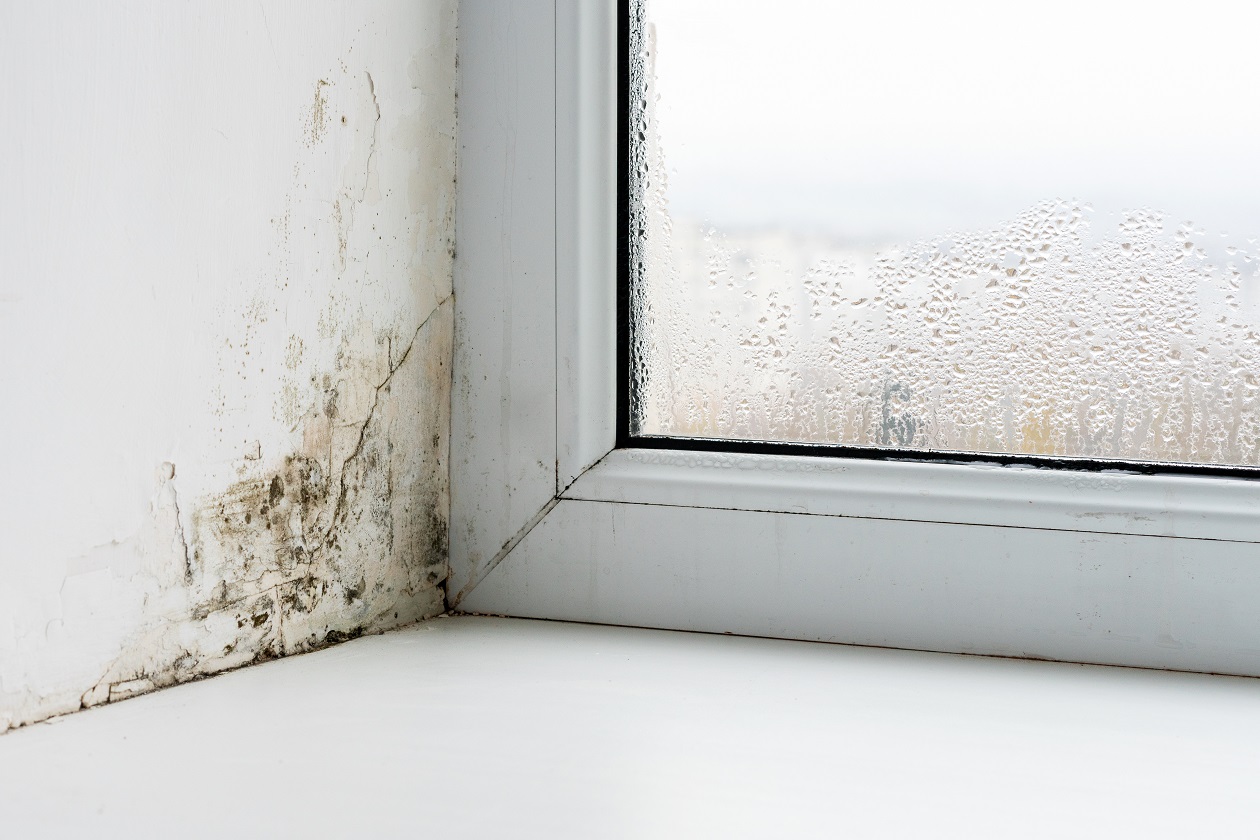 Regelbaar ventilatierooster in kunststof kozijn bij woning in Geldrop.