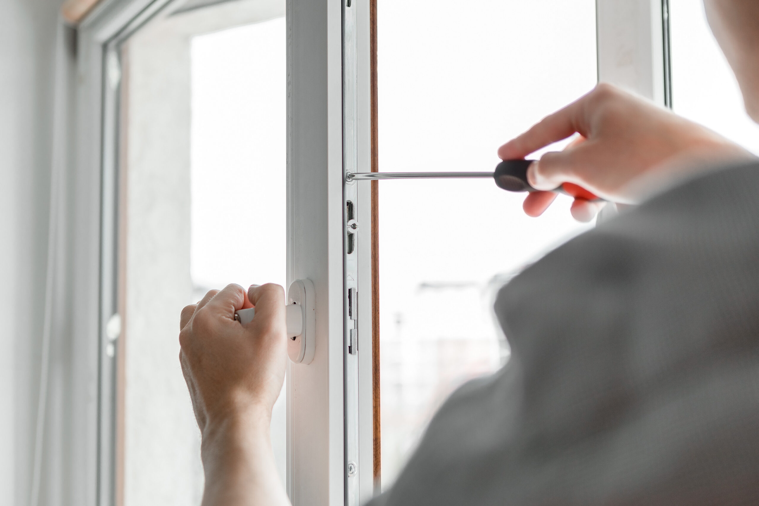 Monteur van Primaraam plaatst kunststof kozijnen bij een woning in Best.